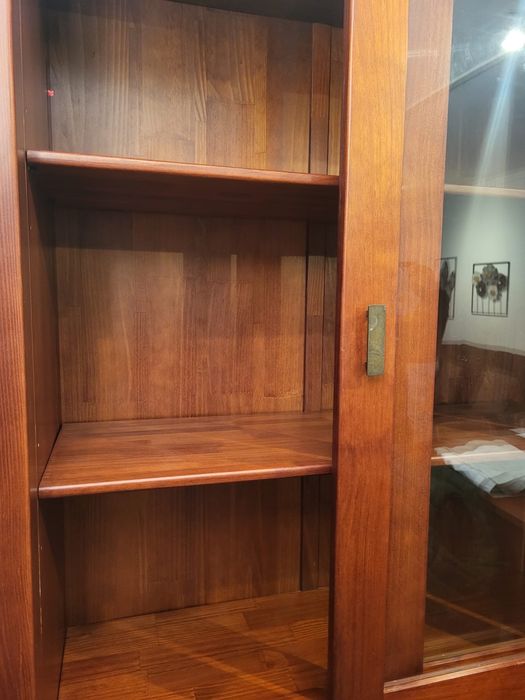 Estante de madeira e vidro