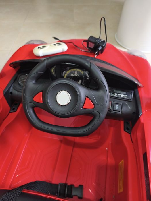 Carro eléctrico vermelho para criança