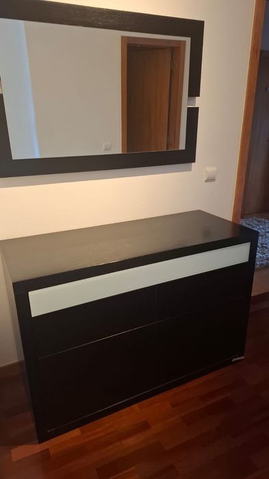 Cama de casal preta com cómoda e espelho