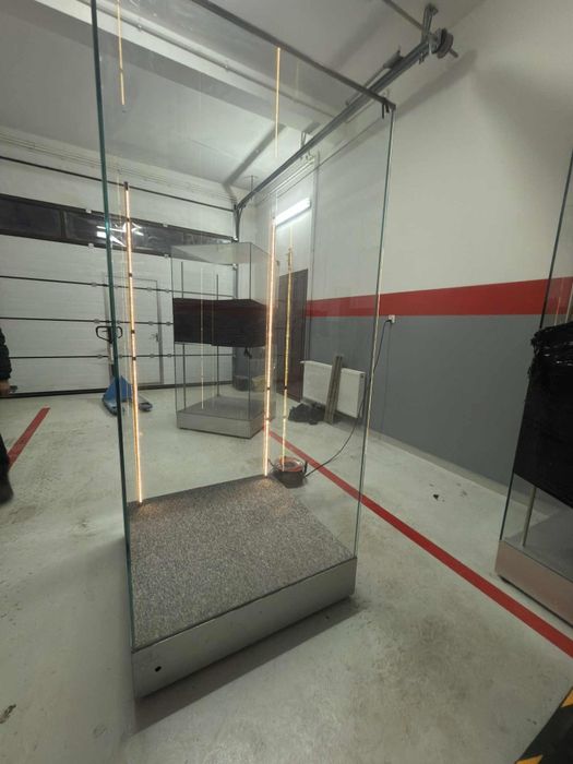 Gablota szklana z podświetleniem LED