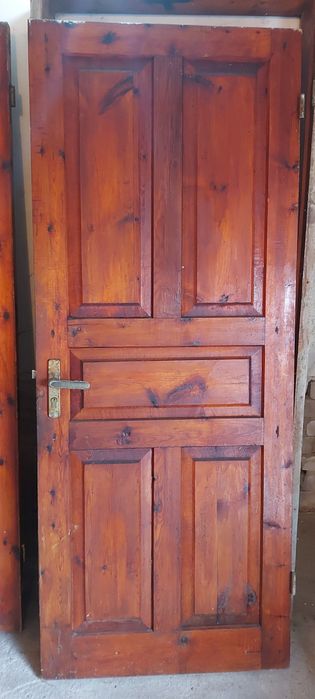 Входная деревянная двойная дверь с луткой