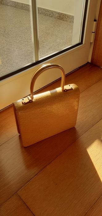 Carteira de mão em pele