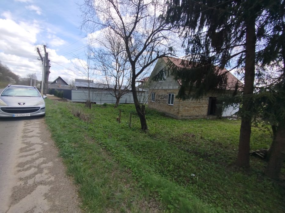 Будинок і земля неподалік м. Сторожинець