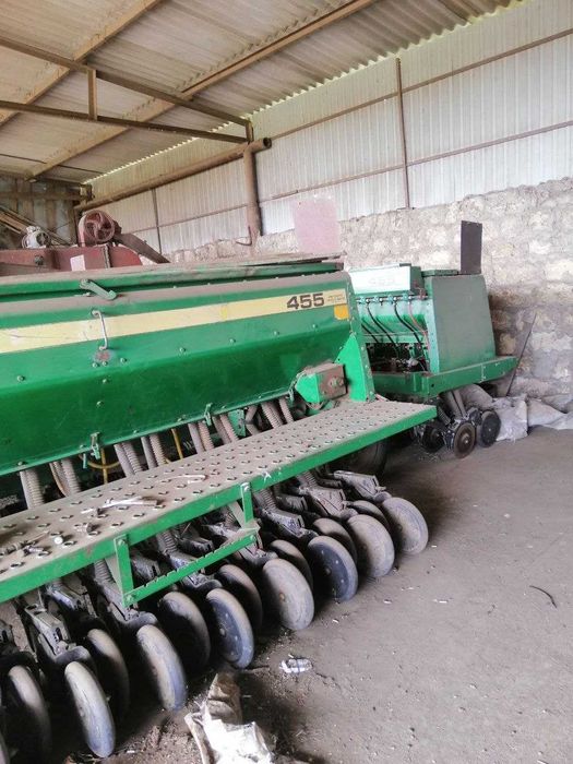 Продам сівалку John Deere 455 та інше навісне. Закриття господартства.