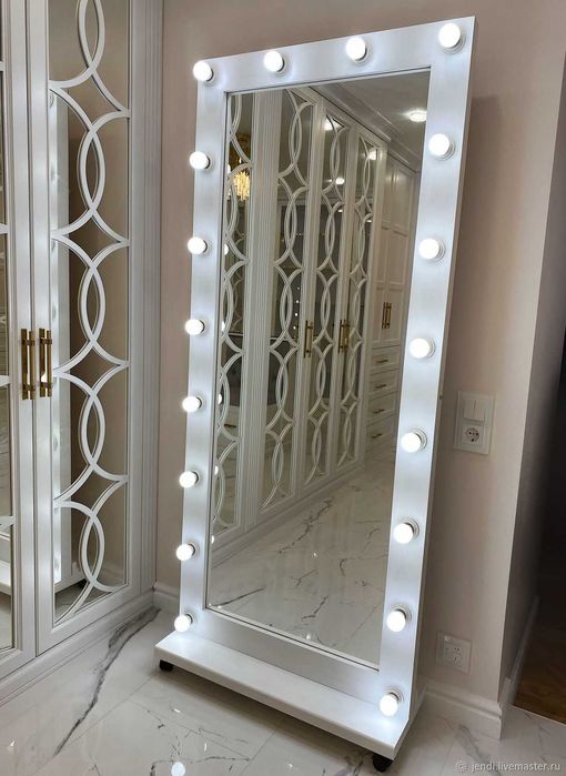 Дзеркало в повний зріст на пересувній підставці. Самовивіз