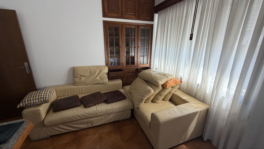 Sofá de pele amarelo