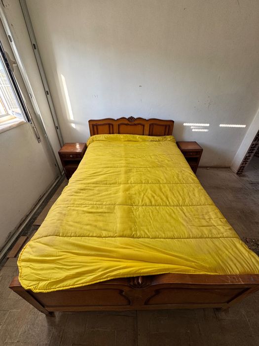Cama em Madeira Maciça + 2 Mesinhas de Cabeceira