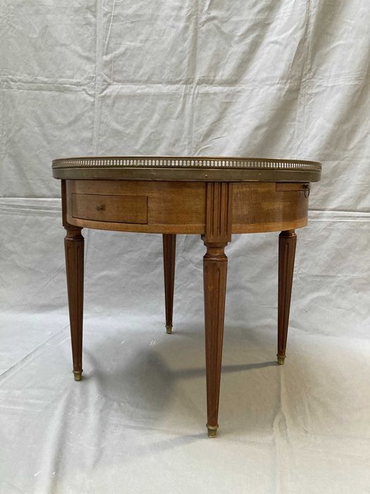 okrągły stolik kawowy z marmurowym blatem