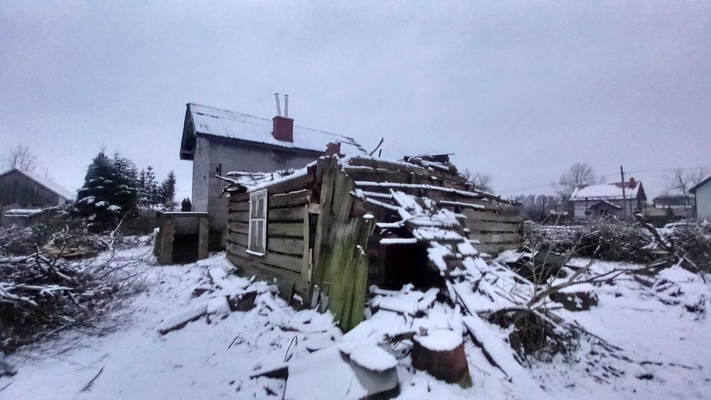 Oddam belki drewniane, stare budownictwo