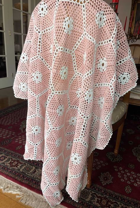 Encantadora toalha de mesa em renda, feita à mão