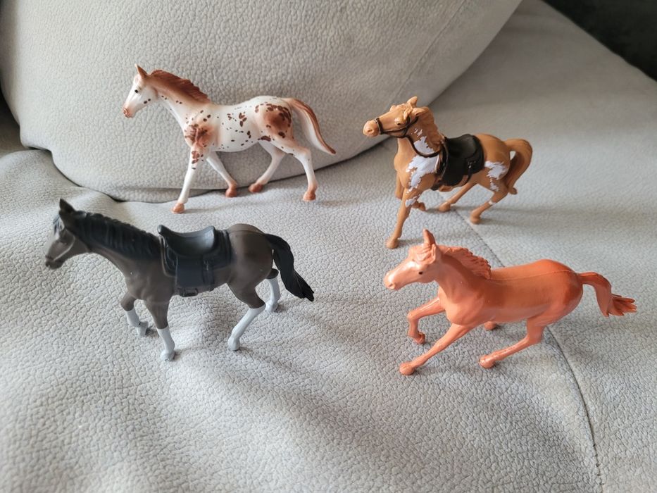 Figurki, zwierzątka, 19 sztuk