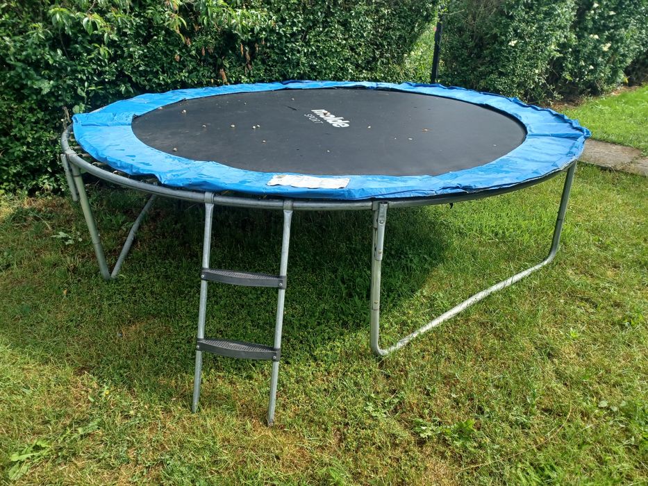 Trampolina ogrodowa dla dzieci