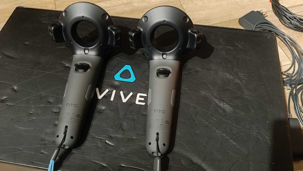 HTC VIVE Cosmos Elite Gogle VR cały zestaw + statywy + ochraniacze