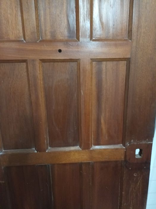 Porta de madeira entrada.