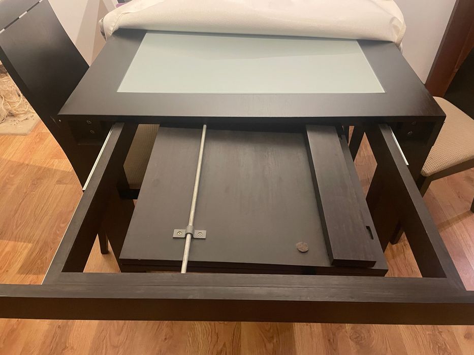 Mesa de sala de jantar com cadeiras de oferta
