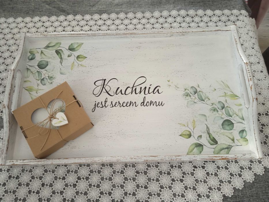 Taca kuchenna z pięknym liściastym wzorem