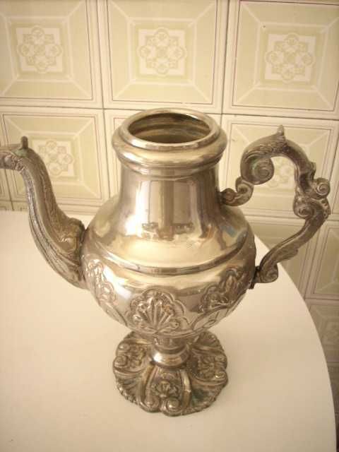 Jarro antigo em metal trabalhado - Bom estado