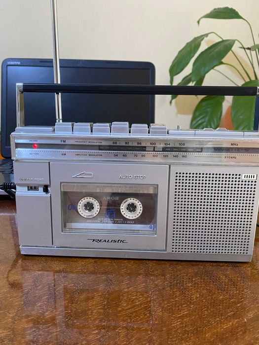 Портативний касетний магнітофон Realistic  AM/FM 1550грн