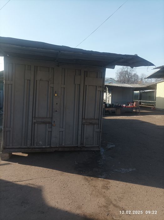 Продам контейнер пятітонний в центре продуктового ринка з місцем.