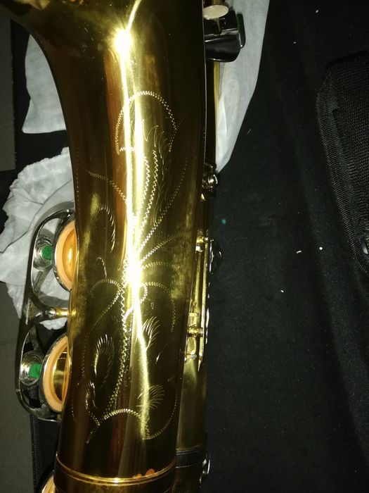 Saxofone tenor novo