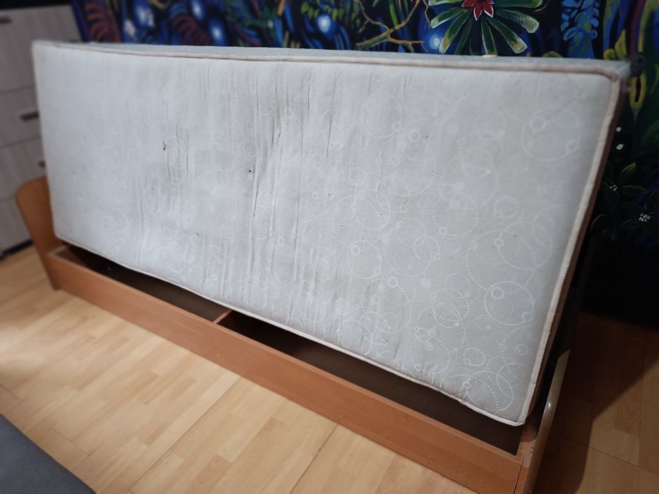 Ліжко одно спальне.