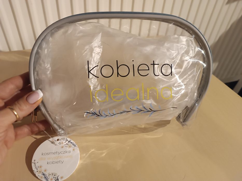 Kosmetyczka kobieta idealna przeźroczysta