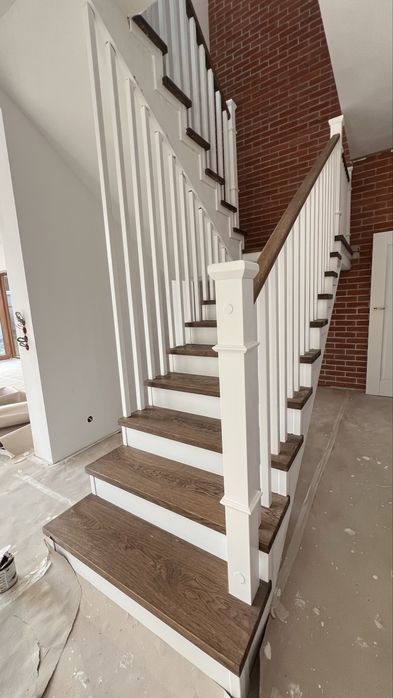 Schody dębowe na beton + balustrady – szybka wycena