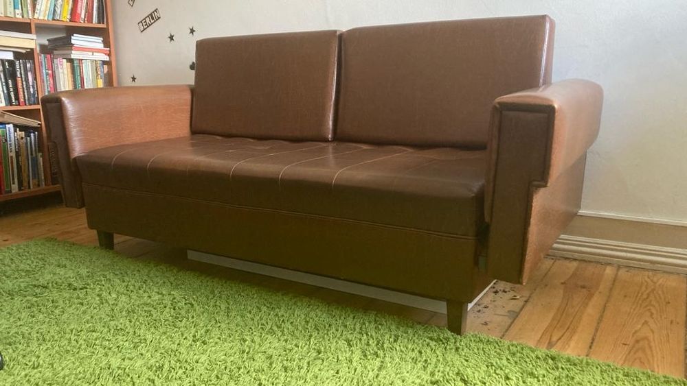 Sofá cama antigo 2 lugares em pele