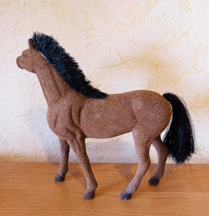 Флокированная игрушка лошадь рыжей масти.