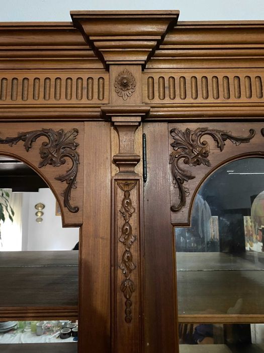 Móvel de madeira nogueira maciça.Antiguidade/Estante/Vitrina/Louceiro