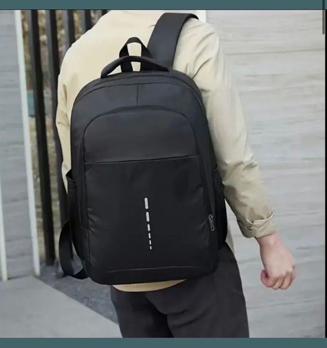 Plecak unisex czarny do pracy, szkoły i podróży.