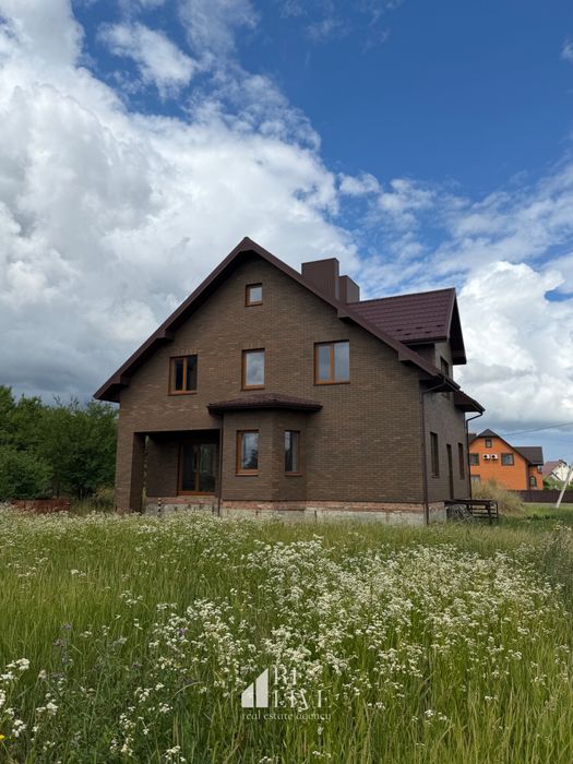 Продаж  будинку з гаражем за 10 хв від центру міста.