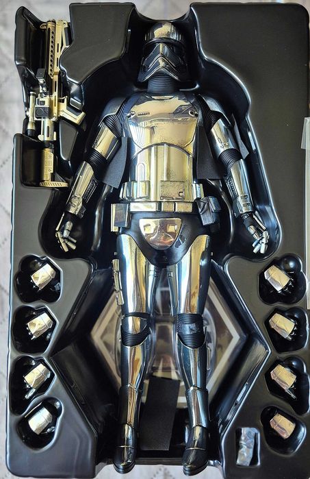 Hot Toys Captain Phasma Star Wars Force Awakens 1/6