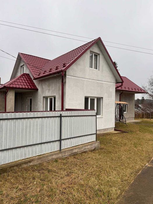 Домоволодіння з магазином у с. Брусниця