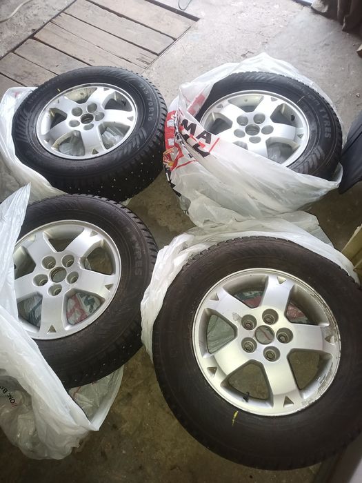 Зима шипи  215/70 r16