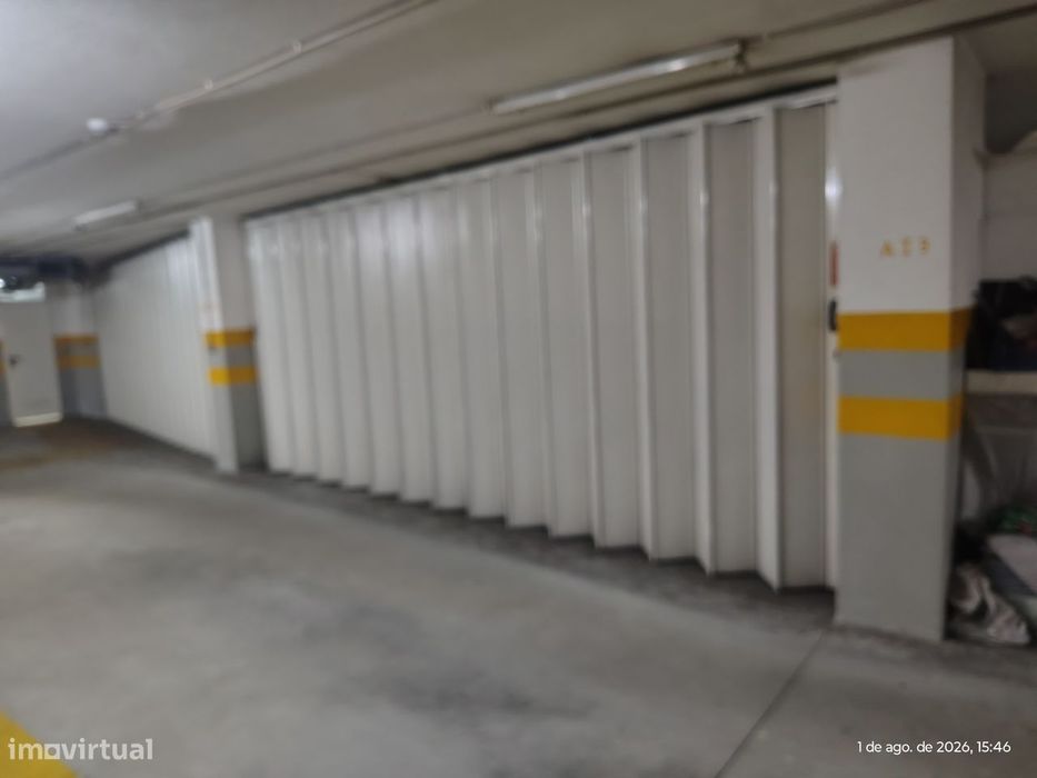 Enclosed Garage 37 m² – Fits 2 Cars with Independent Exit – Vermoim, Maia
