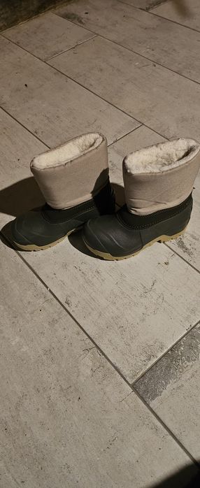Vendo calças e botas de neve para criança