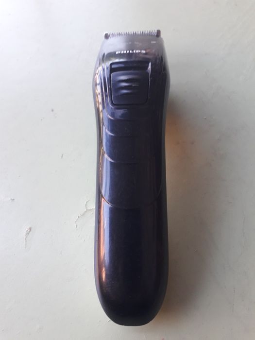 Машинка для стрижки волос марки PHILIPS