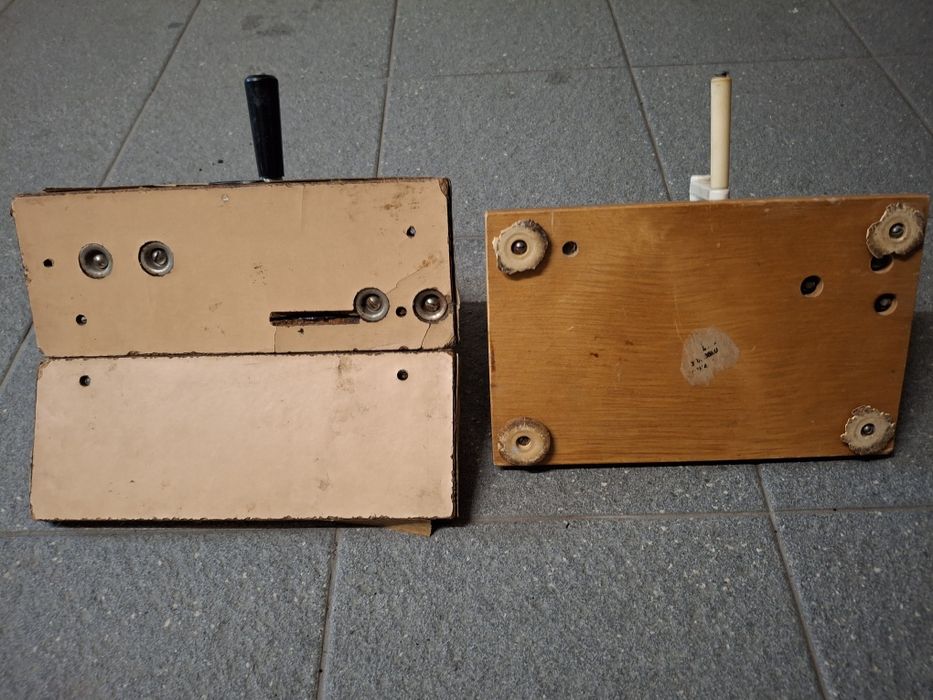 Dwie stare krajalnice do chleba