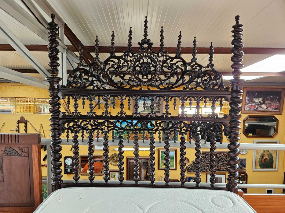 Cama antiga em madeira maciça de bilros com estrado e colchão -