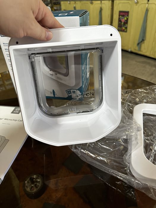 Розумні дверцята для котів та дрібних собак  SureFlap Microchip Cat Flap