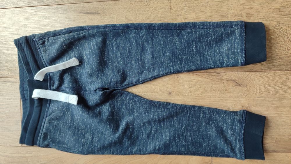 Granatowe spodnie ocieplane 98 C&A spodnie dresowe