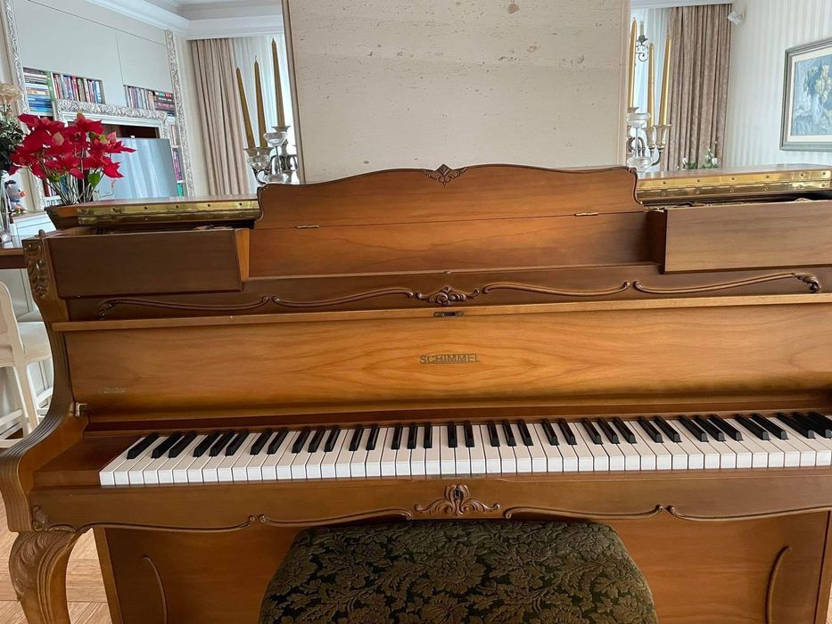 Pianino Schimmel z lampkami
