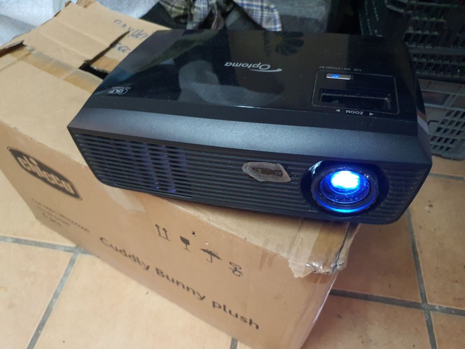 Projetor Optoma a funcionar