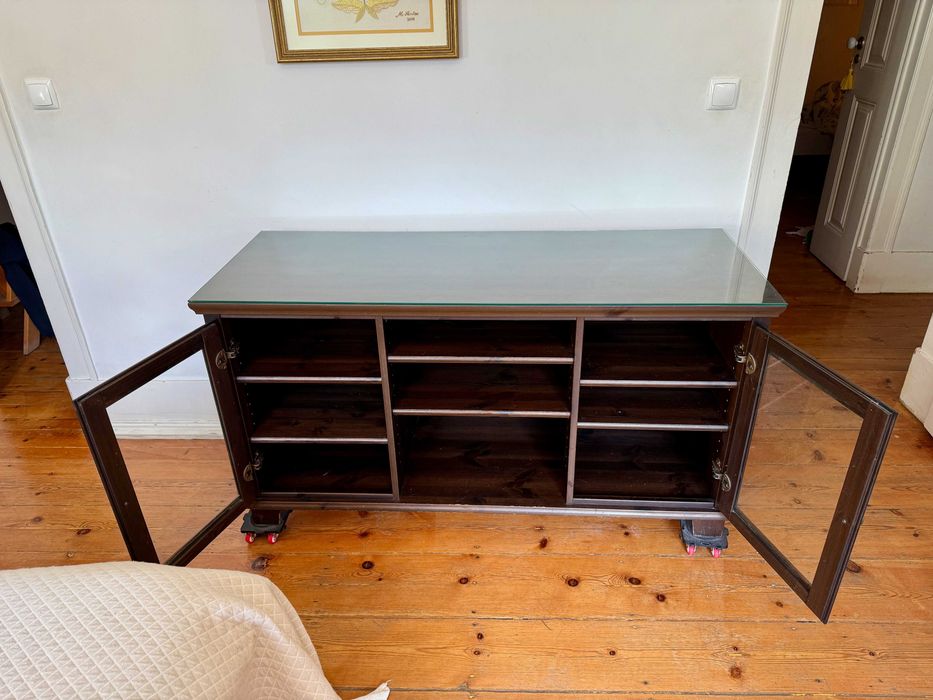 Movel TV IKEA MARKOR (138x53x72), com tampo de vidro