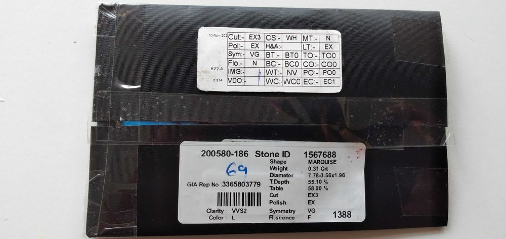 Diamante natural, em talhe brilhante marquesa, com certificado