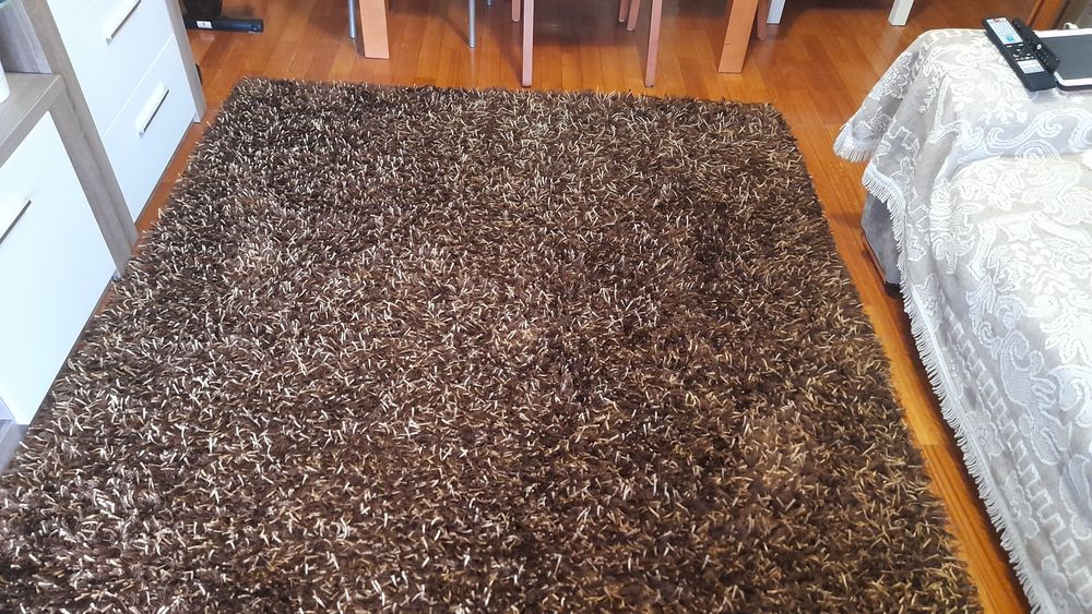Carpete castanho. 240 cm.