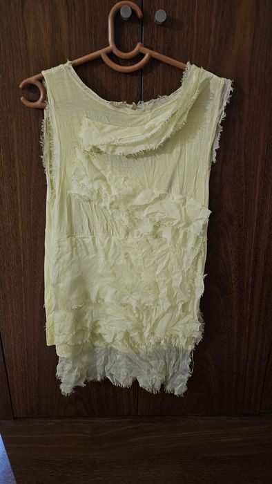 T-shirt túnica sem mangas com folhos