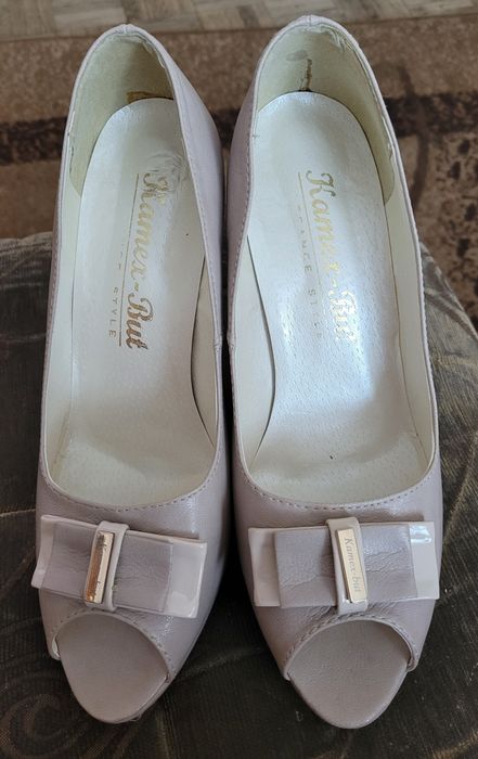 Buty na obcasie.
