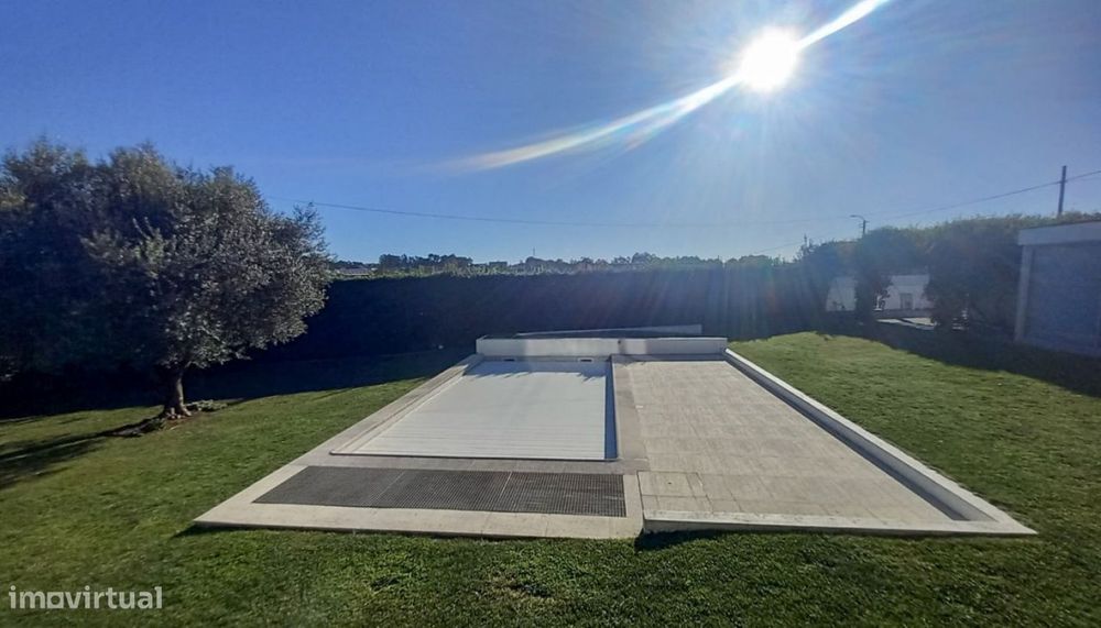 Venda de Moradia V4 individual com piscina e jardim, em Cristelo, Barc
